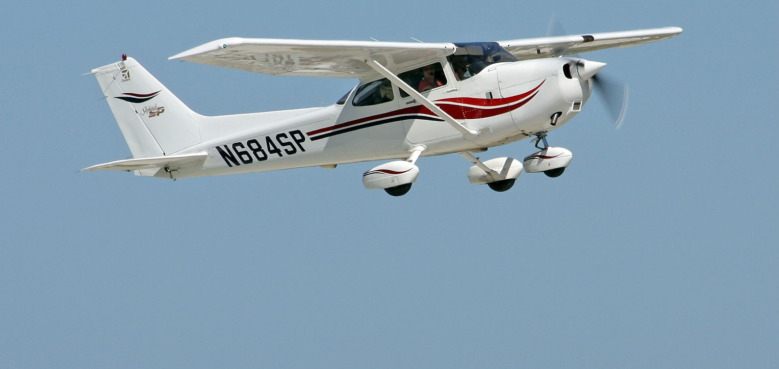 A Cessna Skyhawk flying in clear skies